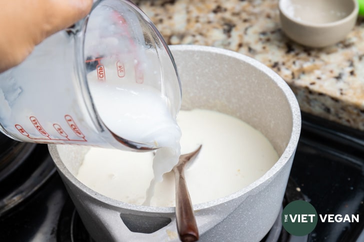 adding starchy pasta water to alfredo sauce