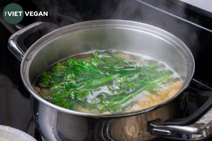 cooking pasta and broccolini in the same pot