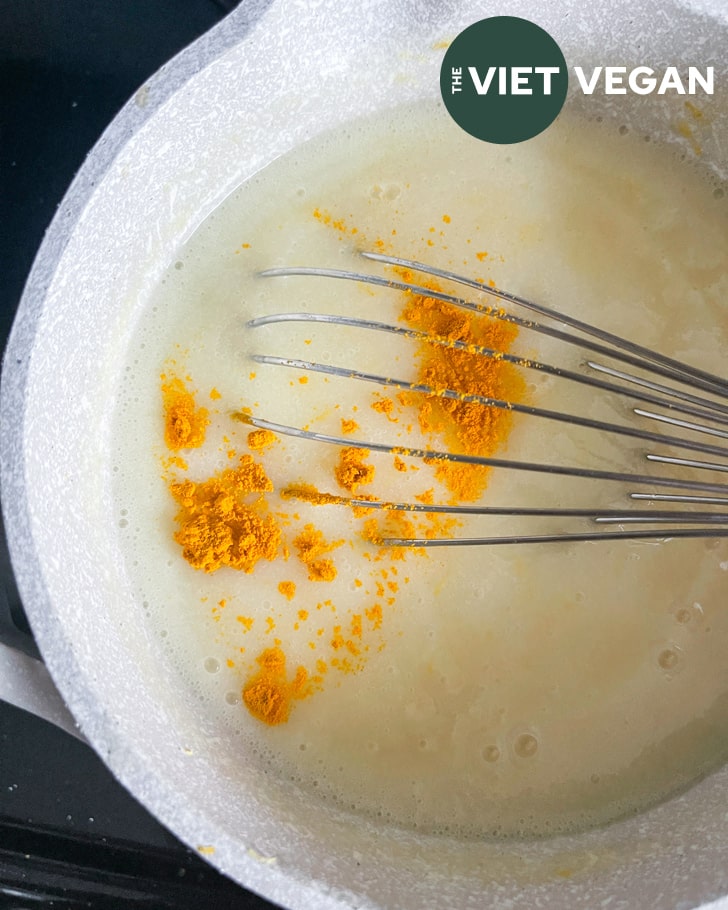 Adding turmeric to the lemon curd for colour