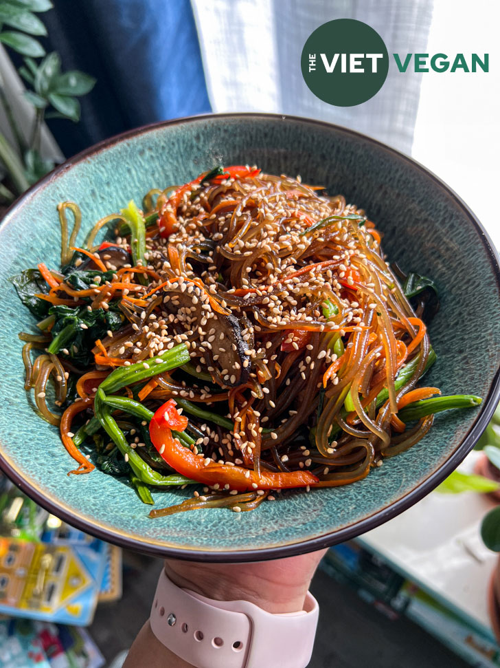 https://thevietvegan.com/wp-content/uploads/2023/01/japchae-noodles-in-a-bowl-with-sesame-seeds-on-top.jpg