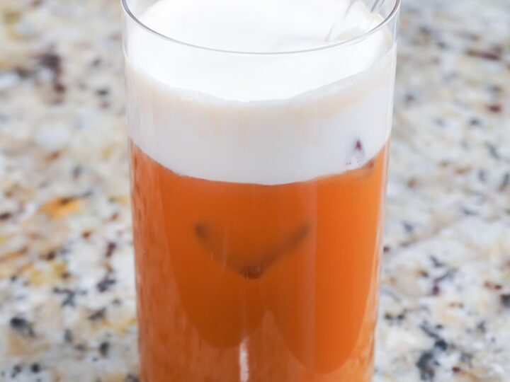 https://thevietvegan.com/wp-content/uploads/2023/01/vegan-thai-iced-tea-with-cheese-foam-min-720x540.jpg