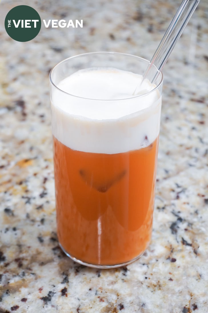 https://thevietvegan.com/wp-content/uploads/2023/01/vegan-thai-iced-tea-with-cheese-foam-min.jpg